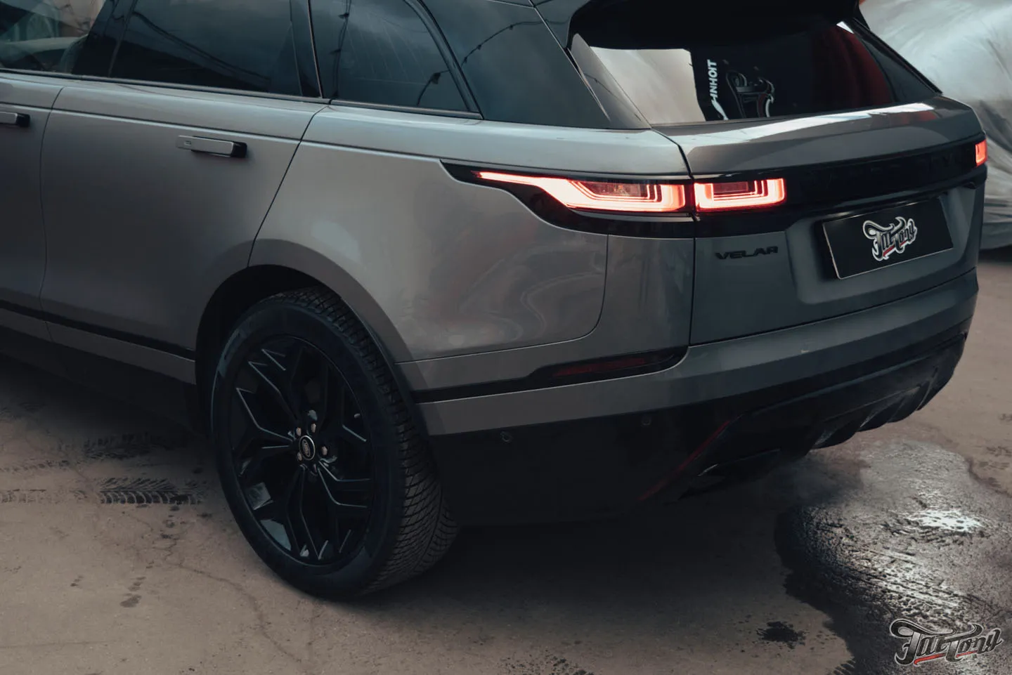 Окрас дисков, суппортов и насадок выхлопа на Range Rover Velar